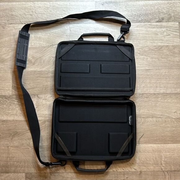 Bump Armor IPad/tablet/laptop holder. With grippy handle and carry strap. - Picture 3 of 5